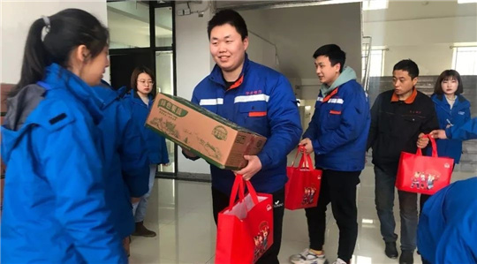 华全员工领取元宵节福利