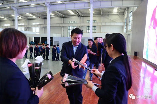 华全集团员工领取母亲节鲜花送妈妈