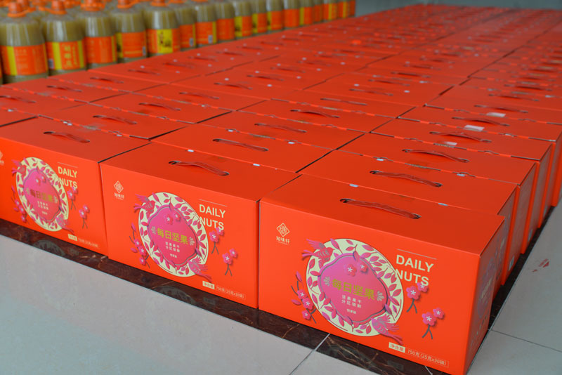 华全集团为员工准备春节福利-坚果礼盒