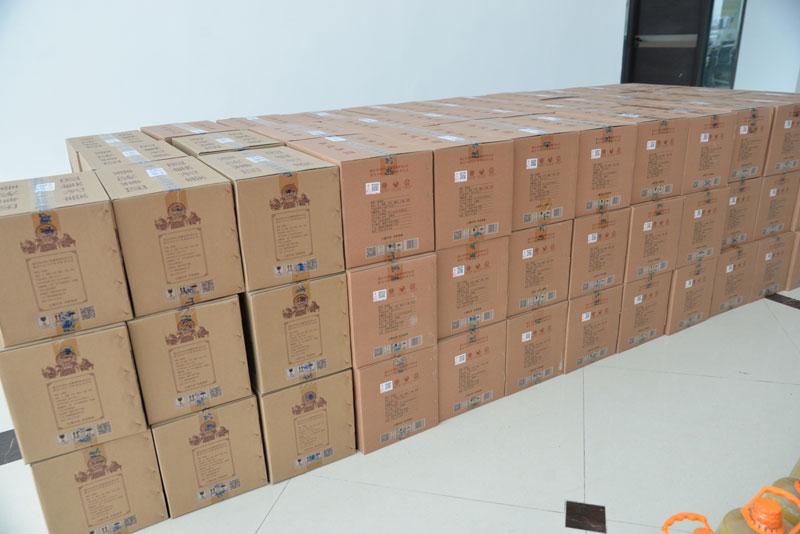 华全集团为员工准备春节福利-白酒礼盒