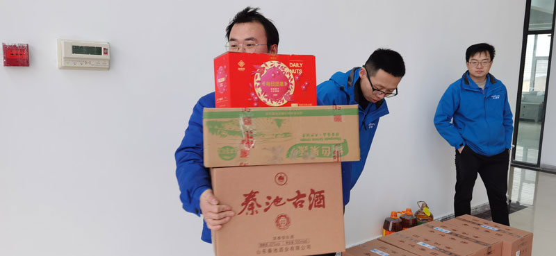 华全动力员工领取春节福利